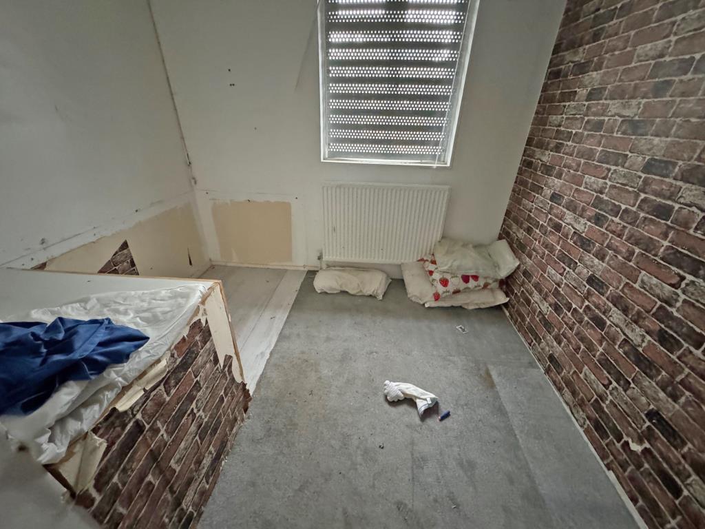 Lot: 12 - THREE-BEDROOM HOUSE FOR IMPROVEMENT AND REPAIR - Bedroom 3